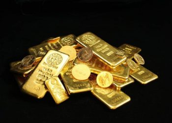 Gold Hits Historic $2,220 High Amid Rate Cut Hopes
