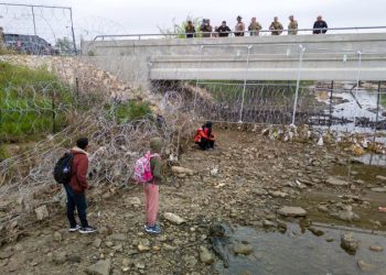 Supreme Court clears way, for now, for Texas to arrest and deport migrants