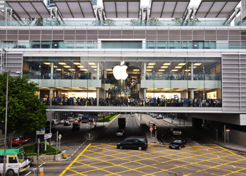 Apple Eyes Growth: AI iPhone & $210 Target