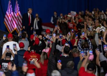 How Republicans texted and emailed their way into a money problem