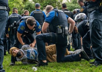 Criticism, praise of Texas governor after dramatic use of troopers on protesters