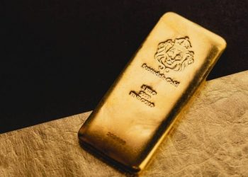 Gold Nears Record High Amid US Inflation Data Wait