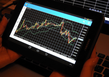 FTSE 100 Futures Fall Amid Inflation and Earnings Concerns