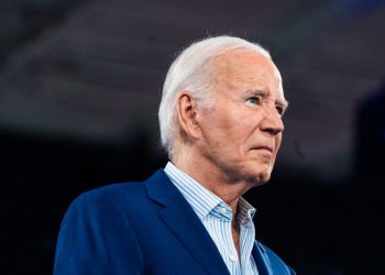 In private, Democrats panic. For the Biden campaign, everything is fine.