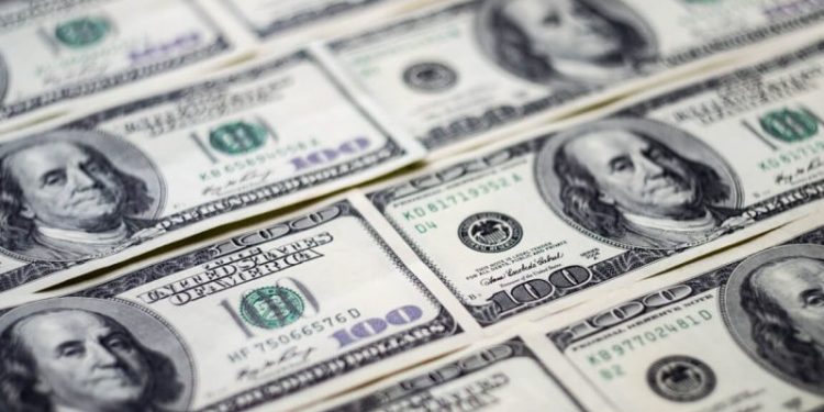 The dollar index manages to stay above 105.00 for now