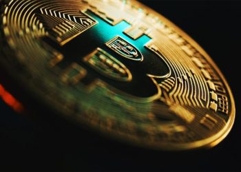 Bitcoin loses bullish momentum on Monday and drops again