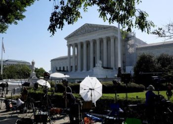 Justice Alito plans to remain on Supreme Court, resisting pressure to step aside: report